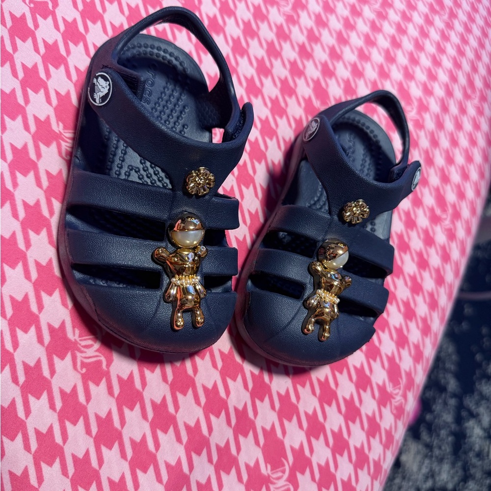 CROCS Navy Kids Sandals with Gold Bear Charms - Picture 5 of 5